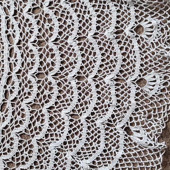 Vintage hand Crocheted round table cloth - Picture 3 of 4